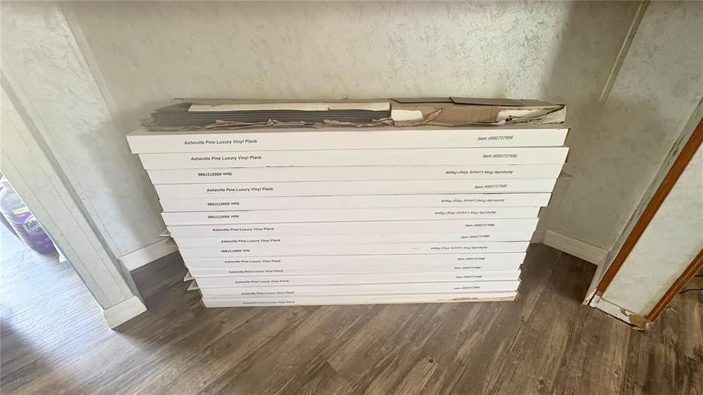 Под контрактом: $369,000 (4 спален, 3 ванн, 2356 Квадратных фут)