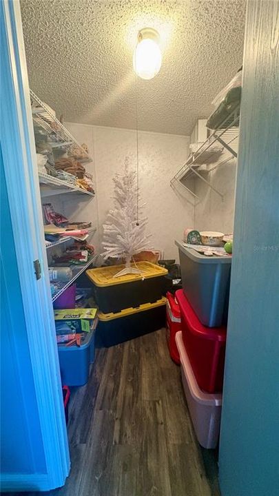 Под контрактом: $369,000 (4 спален, 3 ванн, 2356 Квадратных фут)