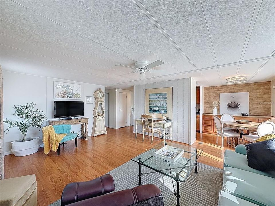 Active With Contract: $147,900 (2 beds, 2 baths, 1056 Square Feet)