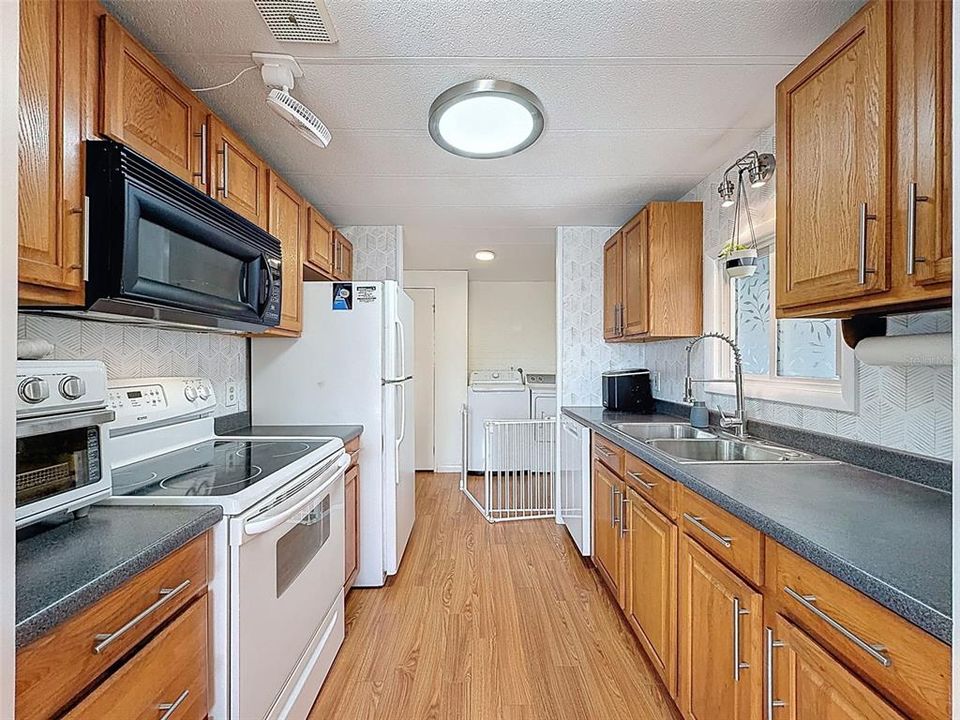 Active With Contract: $147,900 (2 beds, 2 baths, 1056 Square Feet)