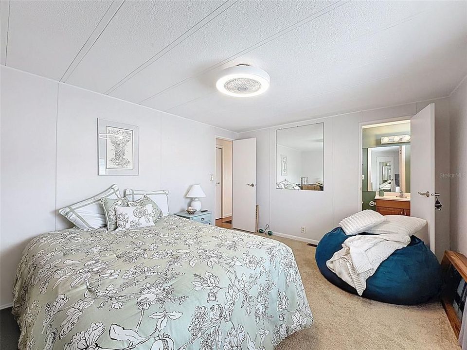 Active With Contract: $147,900 (2 beds, 2 baths, 1056 Square Feet)