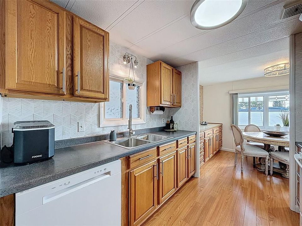 Active With Contract: $147,900 (2 beds, 2 baths, 1056 Square Feet)