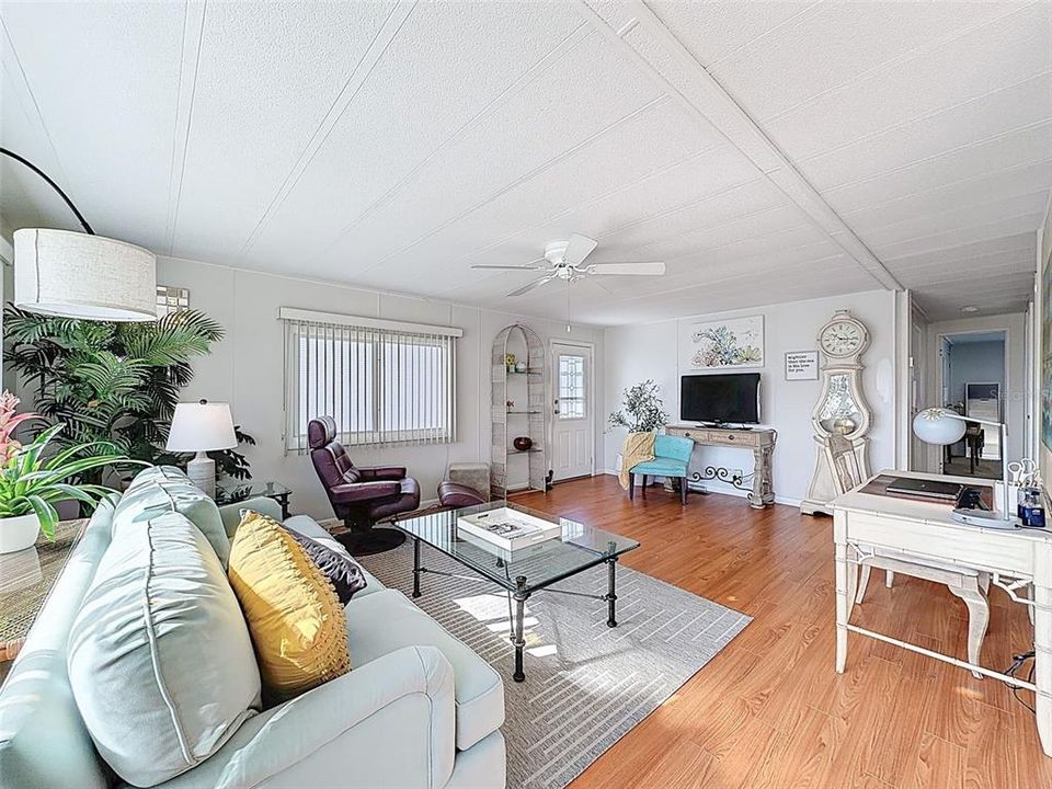 Active With Contract: $147,900 (2 beds, 2 baths, 1056 Square Feet)