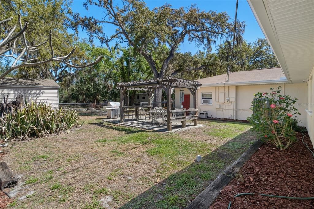 En Venta: $419,000 (4 camas, 2 baños, 2450 Pies cuadrados)