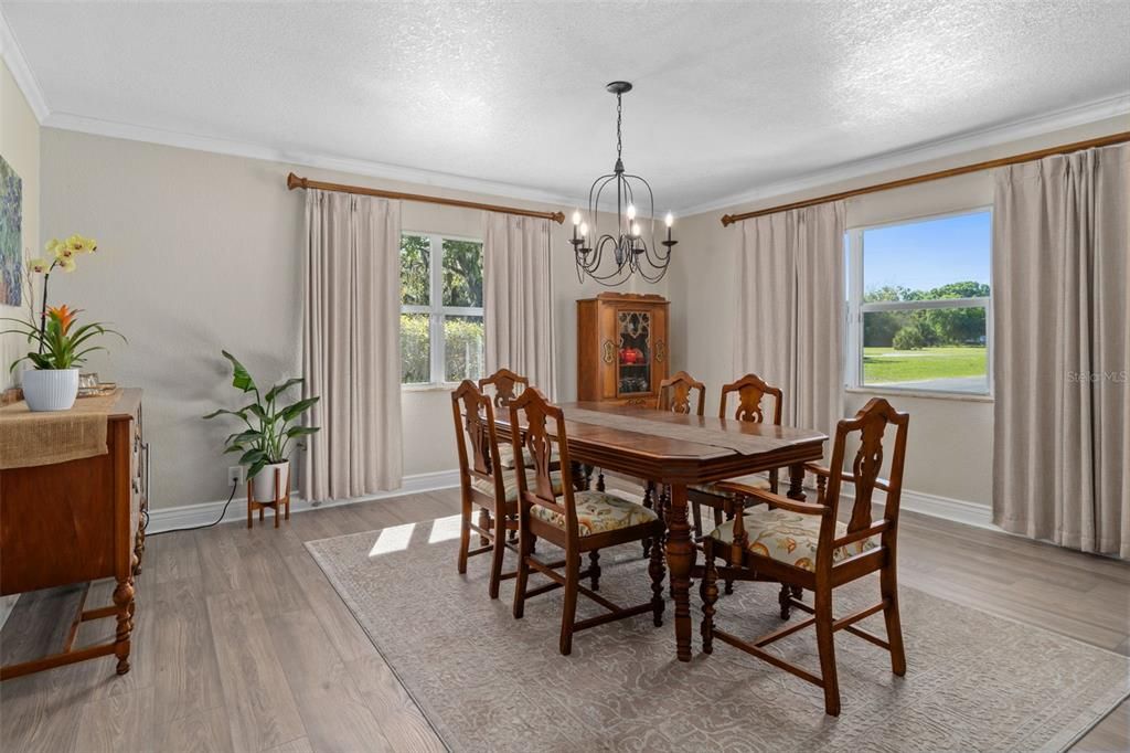 En Venta: $419,000 (4 camas, 2 baños, 2450 Pies cuadrados)