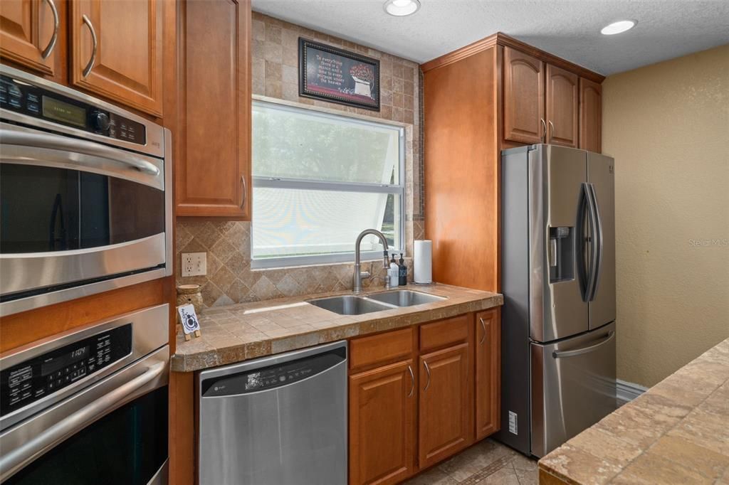En Venta: $419,000 (4 camas, 2 baños, 2450 Pies cuadrados)