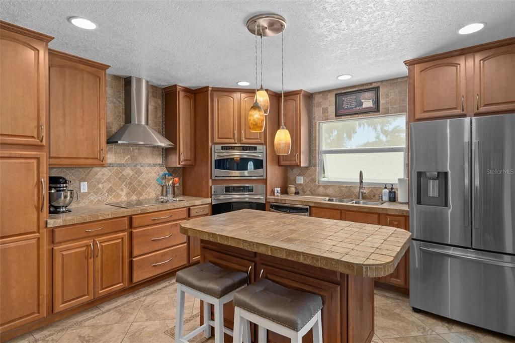 En Venta: $419,000 (4 camas, 2 baños, 2450 Pies cuadrados)