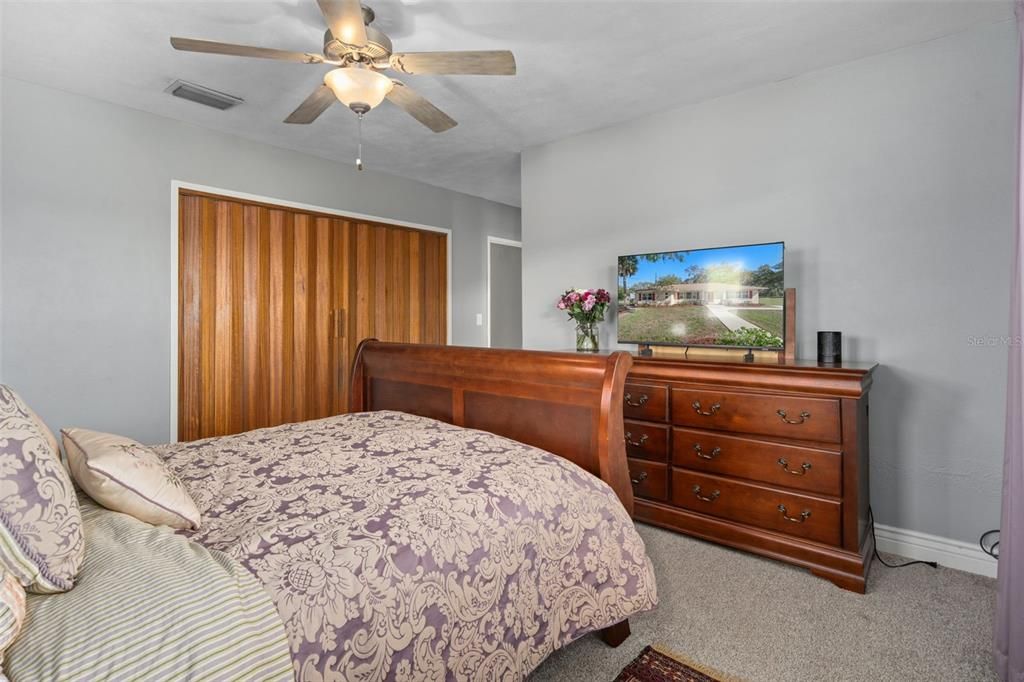 En Venta: $419,000 (4 camas, 2 baños, 2450 Pies cuadrados)