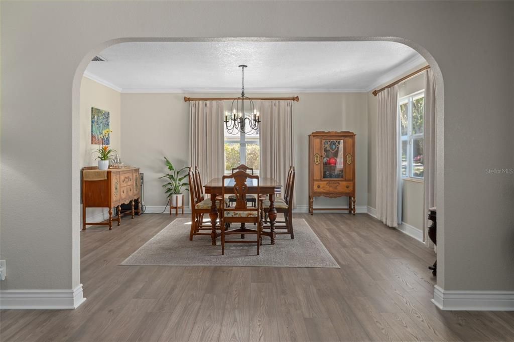 En Venta: $419,000 (4 camas, 2 baños, 2450 Pies cuadrados)