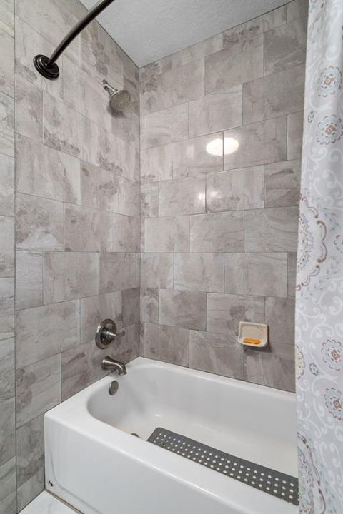 En Venta: $419,000 (4 camas, 2 baños, 2450 Pies cuadrados)