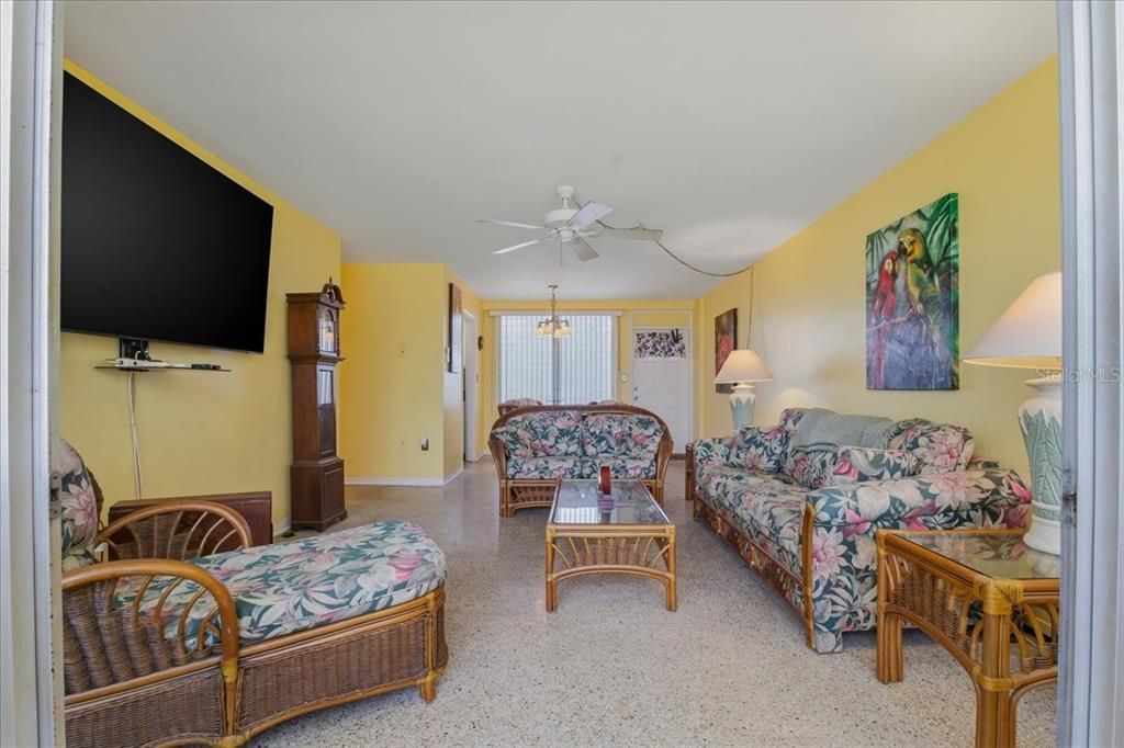 For Sale: $75,000 (1 beds, 1 baths, 875 Square Feet)