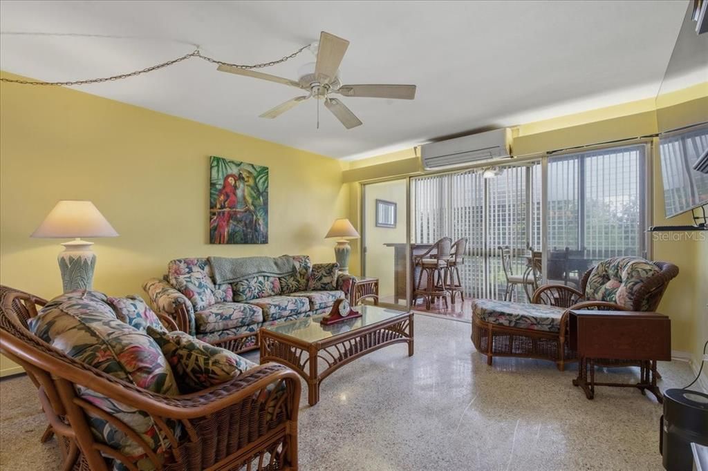 For Sale: $75,000 (1 beds, 1 baths, 875 Square Feet)