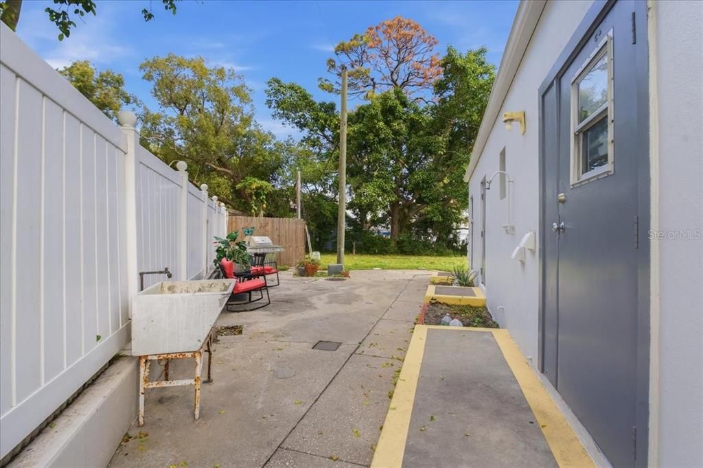 For Sale: $75,000 (1 beds, 1 baths, 875 Square Feet)