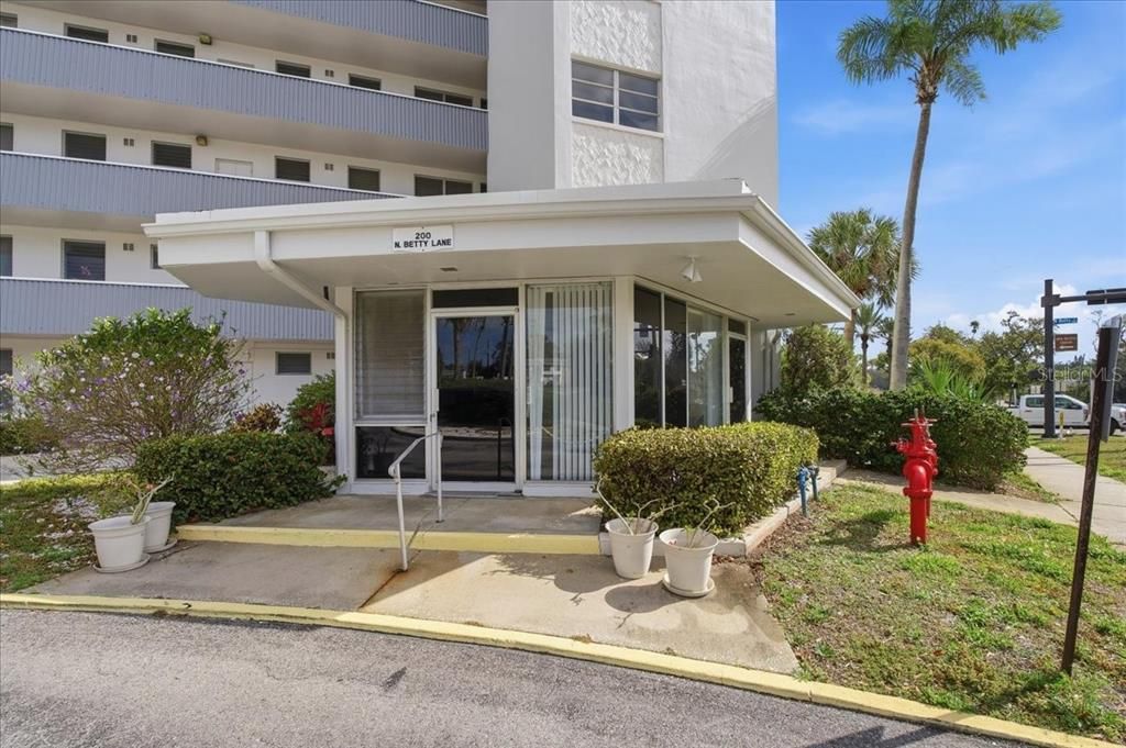 For Sale: $75,000 (1 beds, 1 baths, 875 Square Feet)