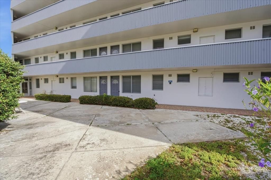 For Sale: $75,000 (1 beds, 1 baths, 875 Square Feet)