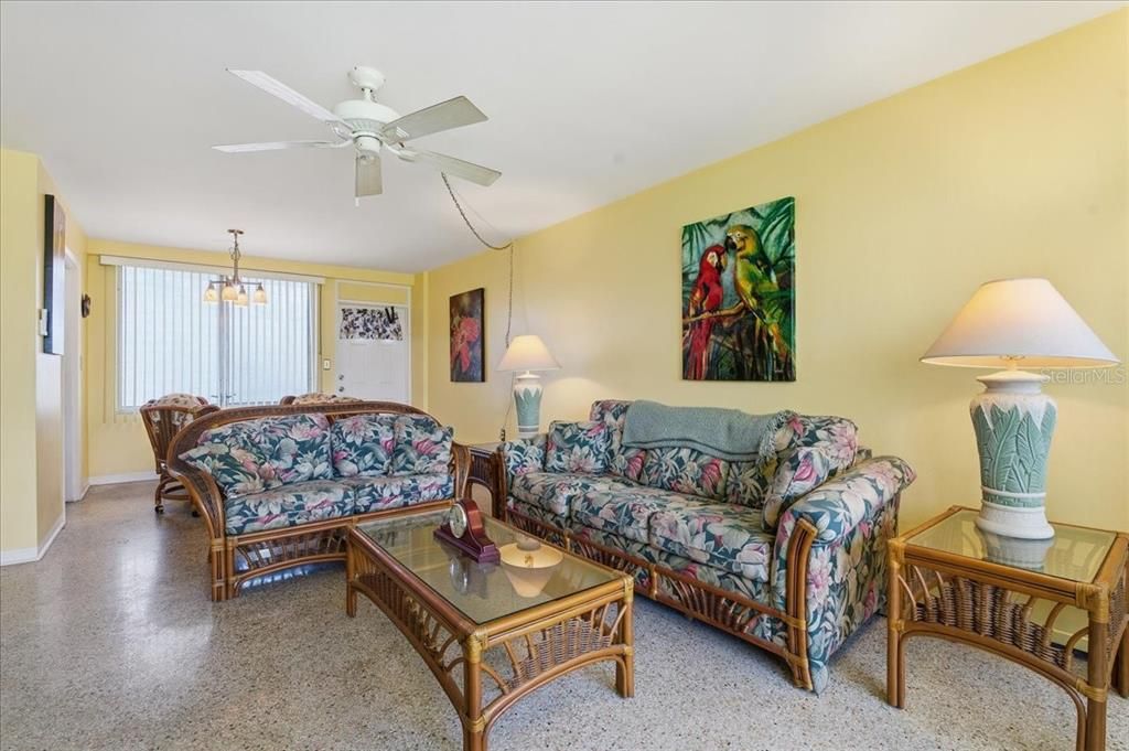 For Sale: $75,000 (1 beds, 1 baths, 875 Square Feet)