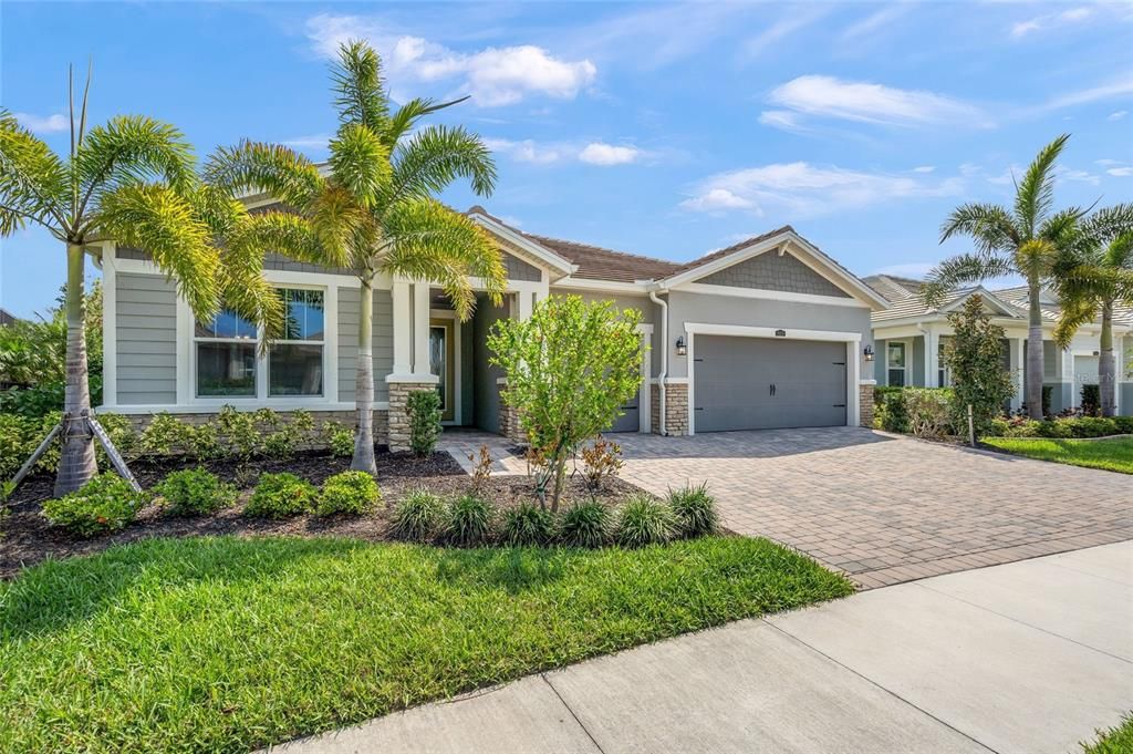 Activo con contrato: $879,900 (3 camas, 3 baños, 2489 Pies cuadrados)