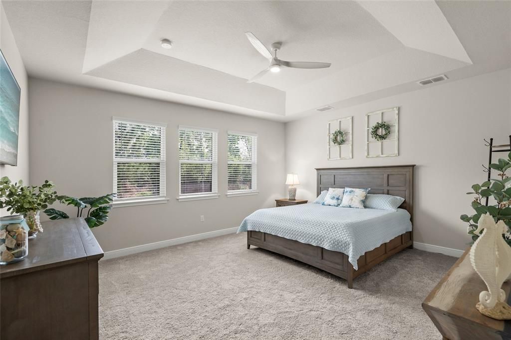 Activo con contrato: $879,900 (3 camas, 3 baños, 2489 Pies cuadrados)