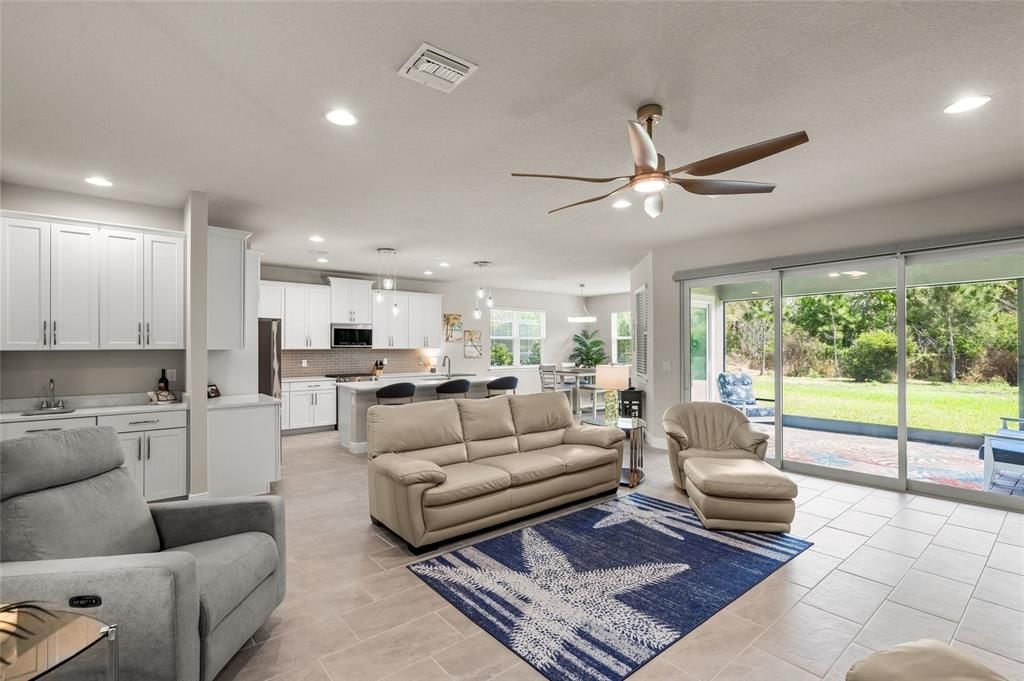 Activo con contrato: $879,900 (3 camas, 3 baños, 2489 Pies cuadrados)