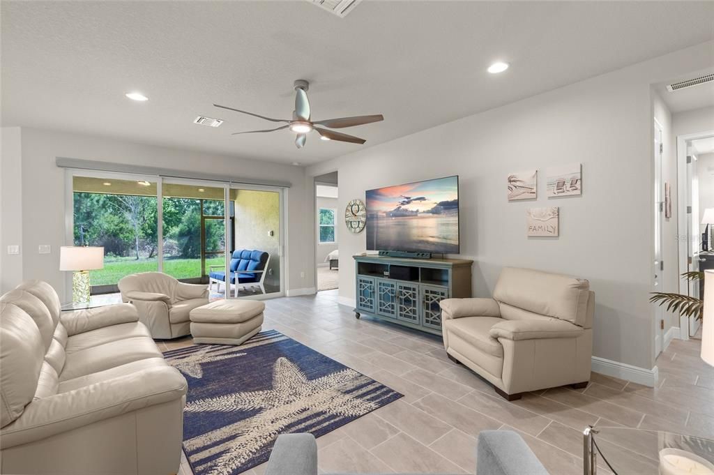 Activo con contrato: $879,900 (3 camas, 3 baños, 2489 Pies cuadrados)