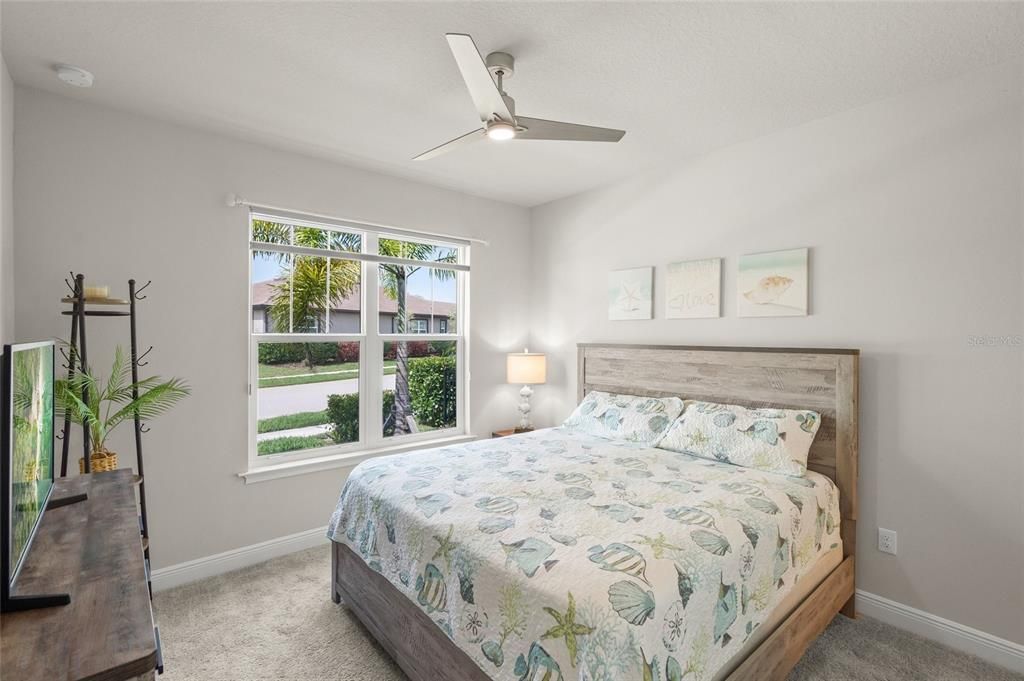 Activo con contrato: $879,900 (3 camas, 3 baños, 2489 Pies cuadrados)
