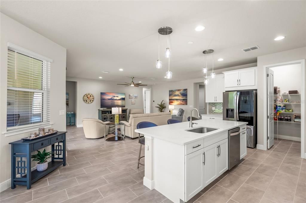 Activo con contrato: $879,900 (3 camas, 3 baños, 2489 Pies cuadrados)
