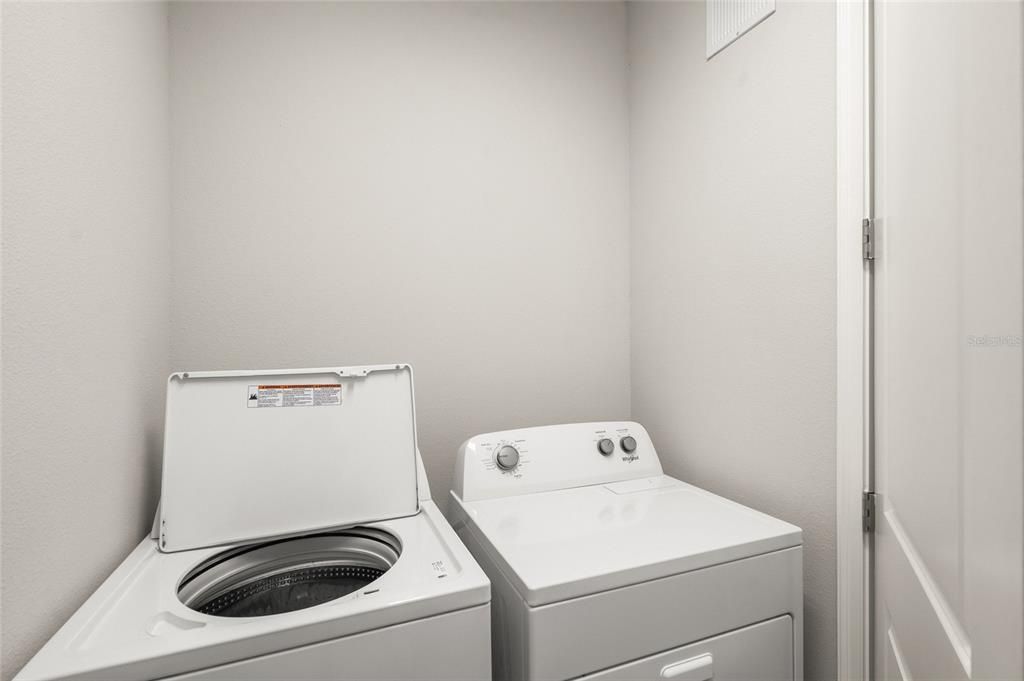 Activo con contrato: $879,900 (3 camas, 3 baños, 2489 Pies cuadrados)