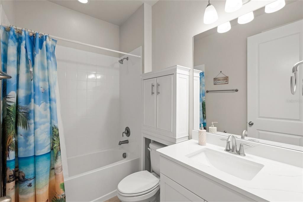 Activo con contrato: $879,900 (3 camas, 3 baños, 2489 Pies cuadrados)