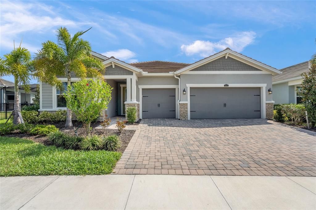 Activo con contrato: $879,900 (3 camas, 3 baños, 2489 Pies cuadrados)