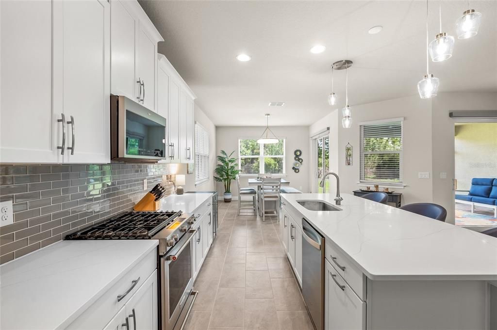 Activo con contrato: $879,900 (3 camas, 3 baños, 2489 Pies cuadrados)