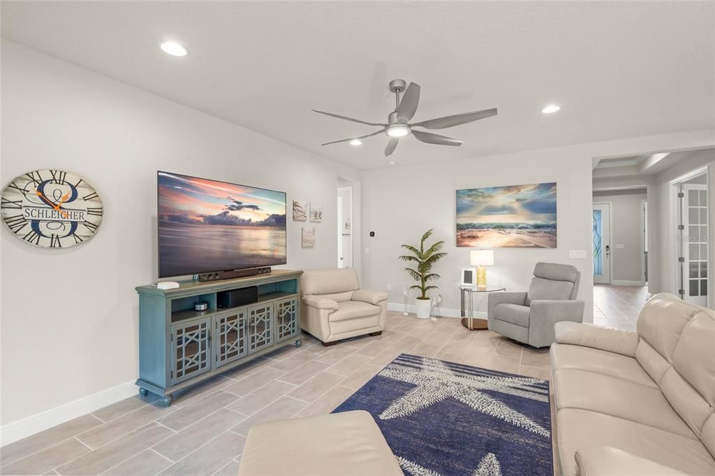 Activo con contrato: $879,900 (3 camas, 3 baños, 2489 Pies cuadrados)
