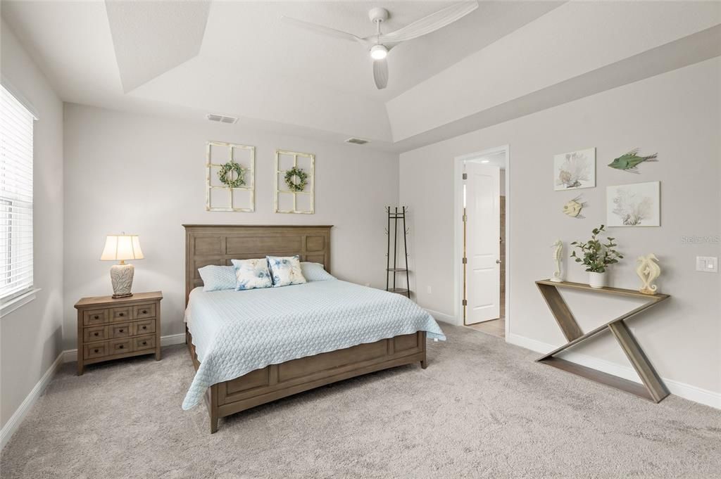 Activo con contrato: $879,900 (3 camas, 3 baños, 2489 Pies cuadrados)