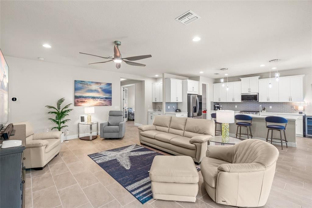 Activo con contrato: $879,900 (3 camas, 3 baños, 2489 Pies cuadrados)