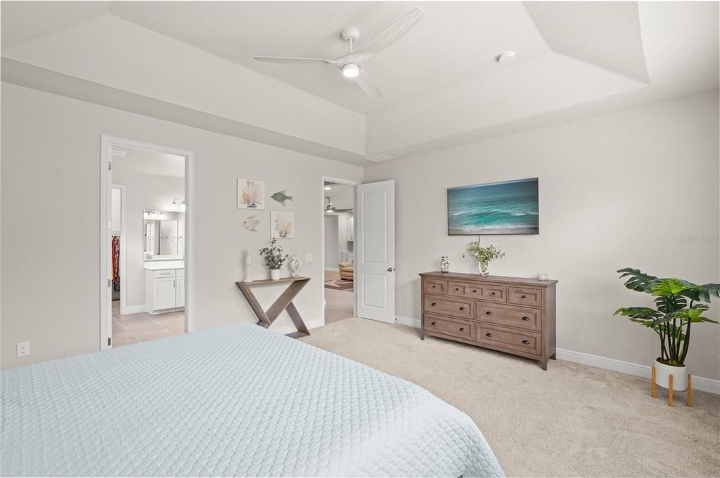 Activo con contrato: $879,900 (3 camas, 3 baños, 2489 Pies cuadrados)