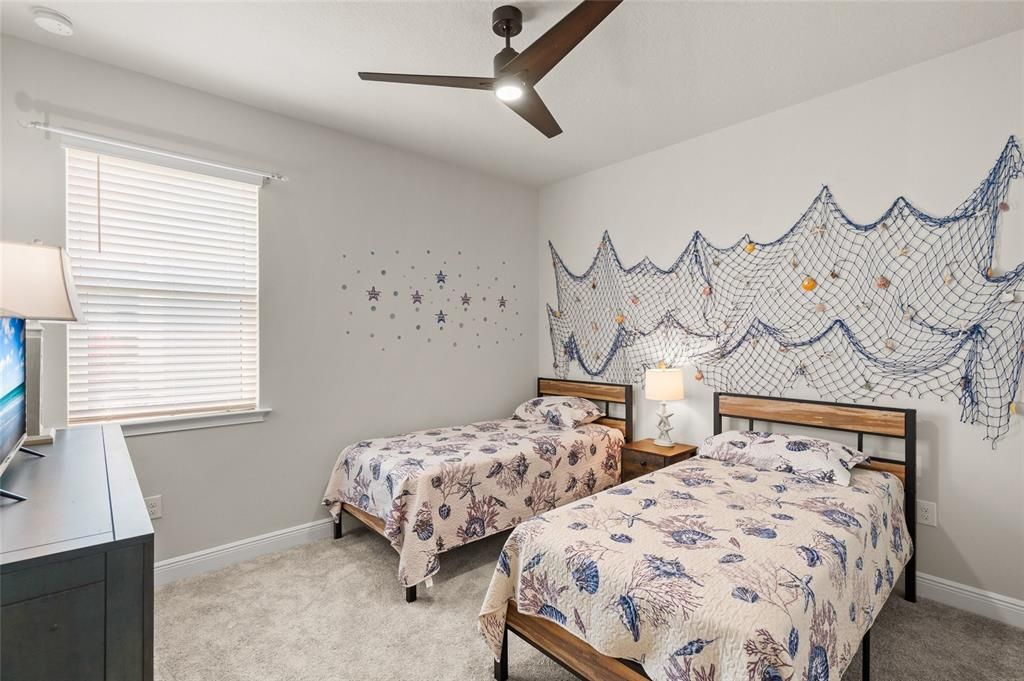 Activo con contrato: $879,900 (3 camas, 3 baños, 2489 Pies cuadrados)