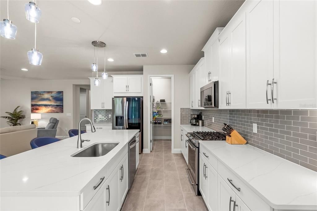 Activo con contrato: $879,900 (3 camas, 3 baños, 2489 Pies cuadrados)