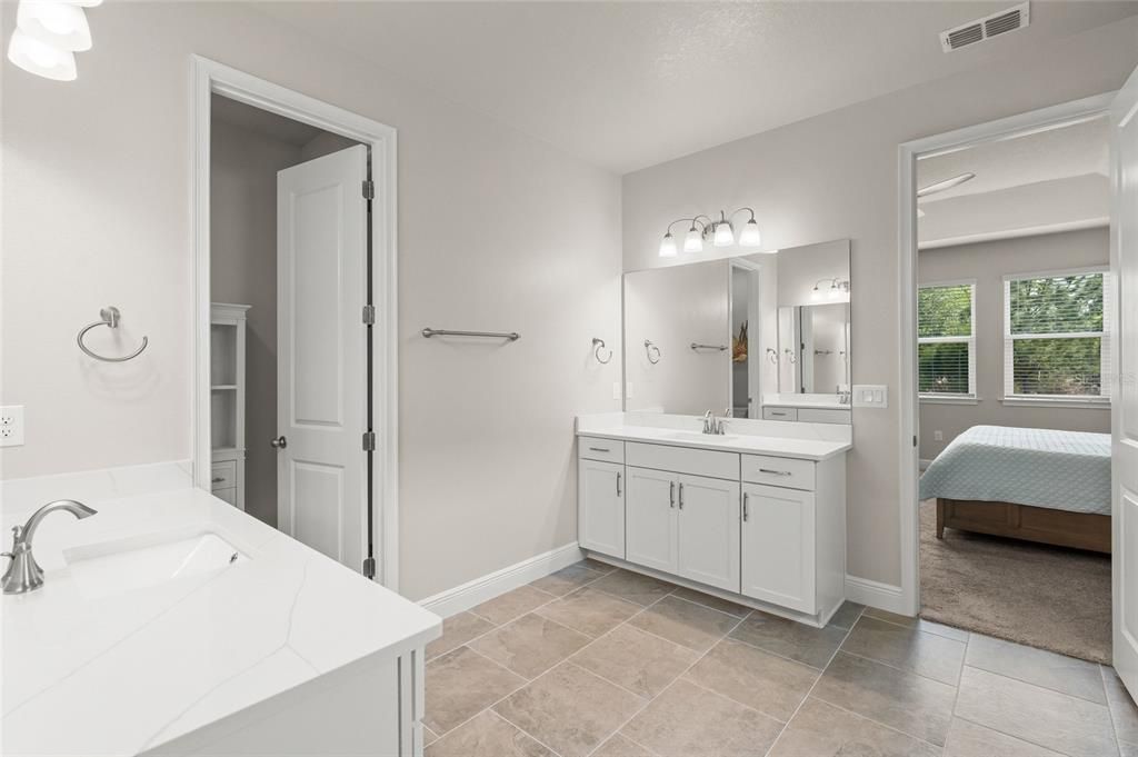 Activo con contrato: $879,900 (3 camas, 3 baños, 2489 Pies cuadrados)