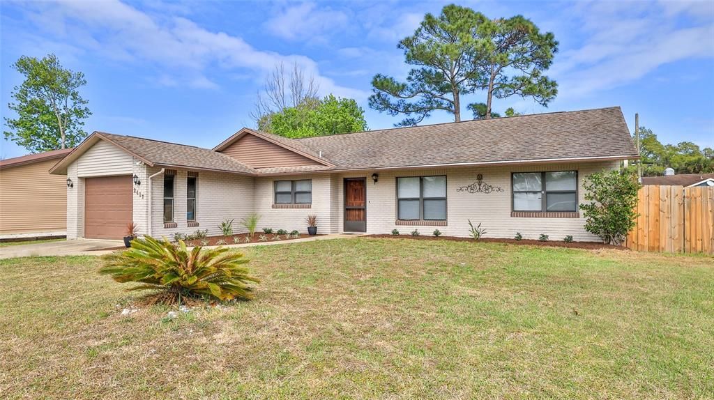 Active With Contract: $267,000 (2 beds, 2 baths, 1172 Square Feet)