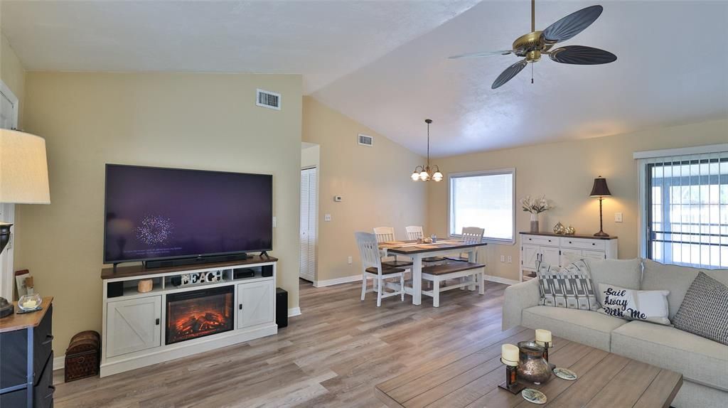 Active With Contract: $267,000 (2 beds, 2 baths, 1172 Square Feet)