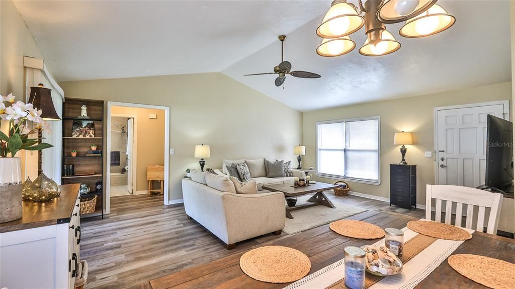 Active With Contract: $267,000 (2 beds, 2 baths, 1172 Square Feet)