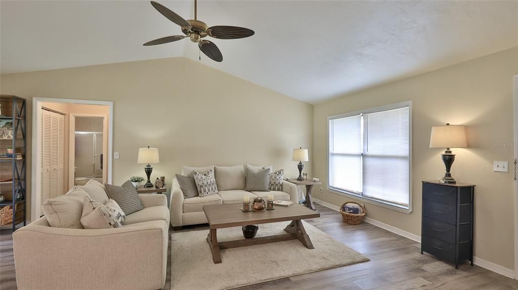 Active With Contract: $267,000 (2 beds, 2 baths, 1172 Square Feet)