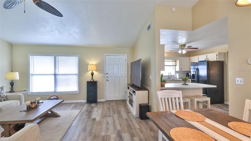 Active With Contract: $267,000 (2 beds, 2 baths, 1172 Square Feet)