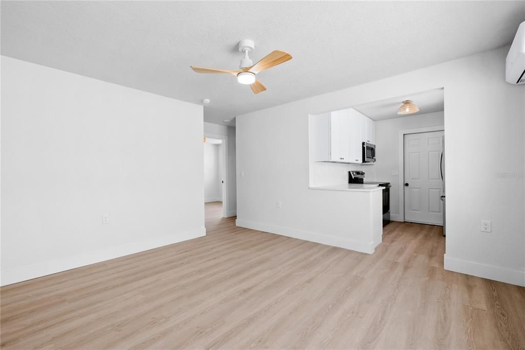 На продажу: $799,999 (9 спален, 0 ванн, 1572 Квадратных фут)