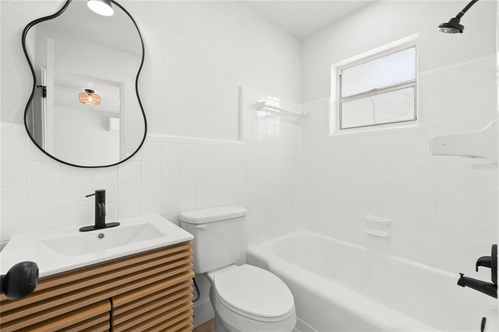 На продажу: $799,999 (9 спален, 0 ванн, 1572 Квадратных фут)