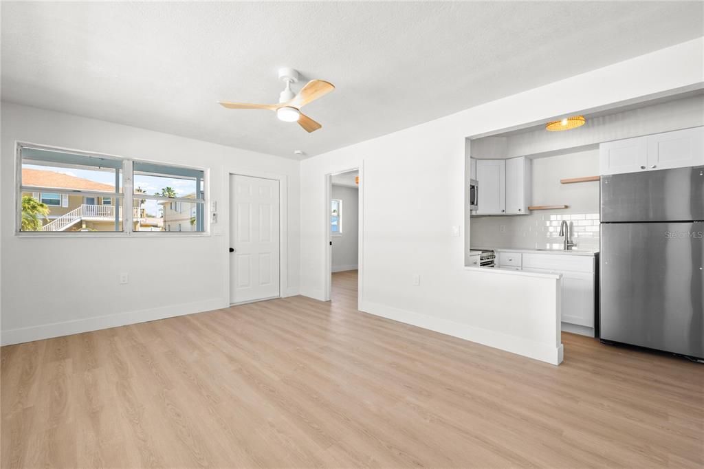 На продажу: $799,999 (9 спален, 0 ванн, 1572 Квадратных фут)