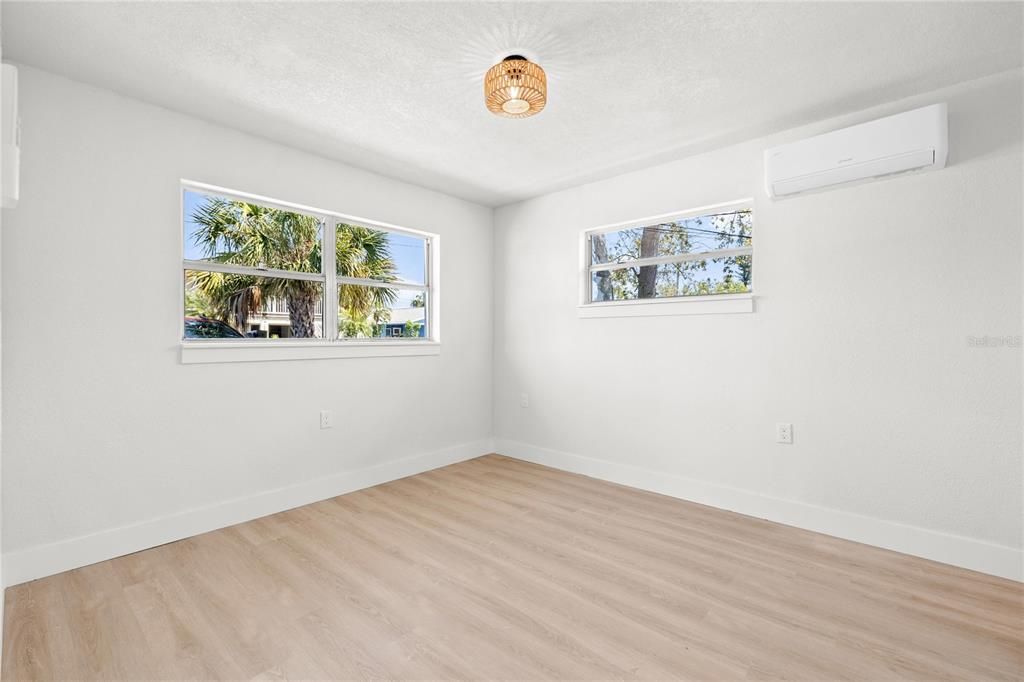 На продажу: $799,999 (9 спален, 0 ванн, 1572 Квадратных фут)