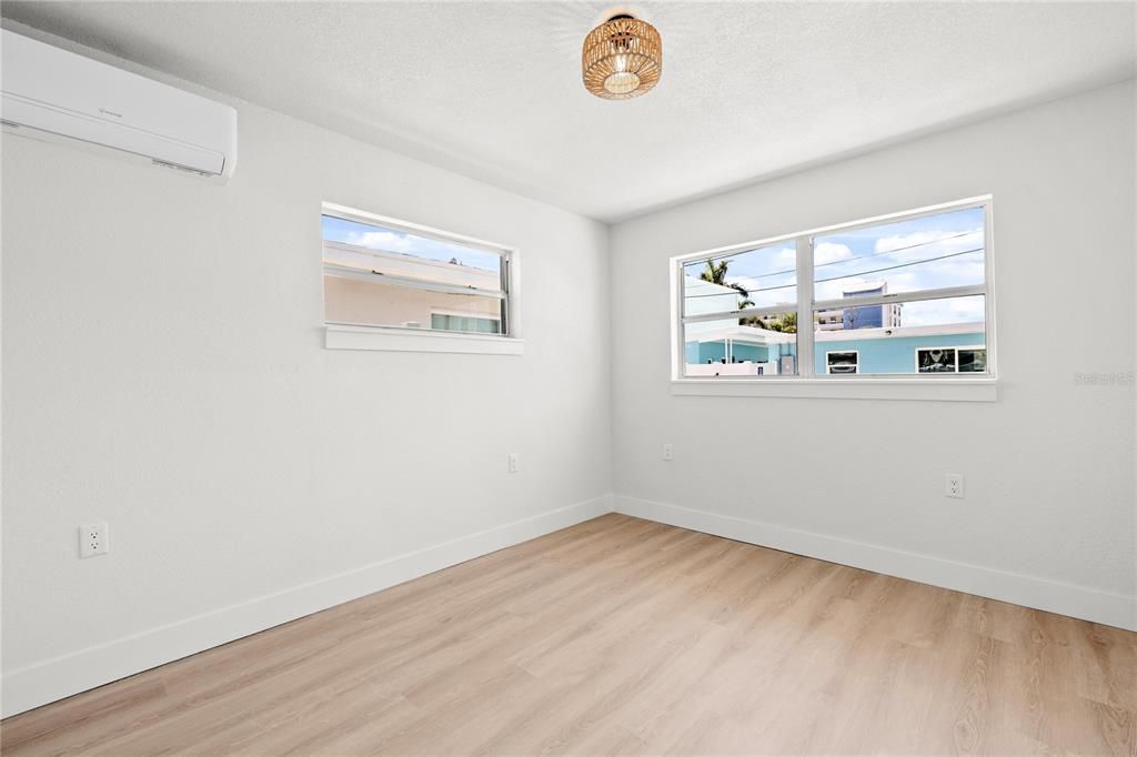 На продажу: $799,999 (9 спален, 0 ванн, 1572 Квадратных фут)