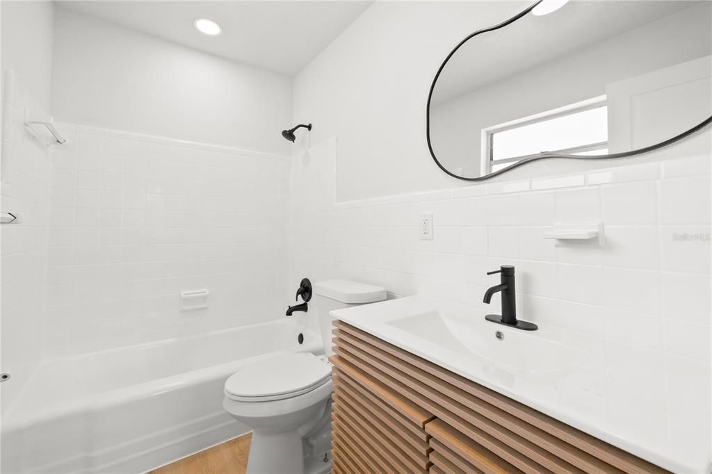 На продажу: $799,999 (9 спален, 0 ванн, 1572 Квадратных фут)