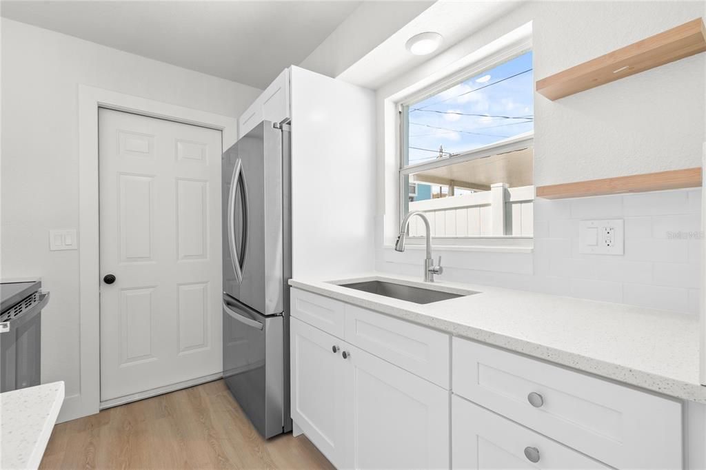 На продажу: $799,999 (9 спален, 0 ванн, 1572 Квадратных фут)