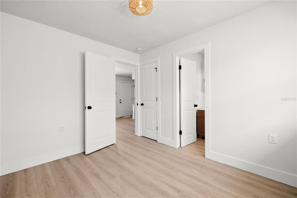 На продажу: $799,999 (9 спален, 0 ванн, 1572 Квадратных фут)